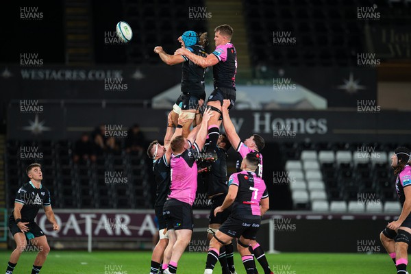 061023 - Ospreys v Cardiff Rugby - Preseason Friendly - Justin Tipuric of Ospreys wins line out ball
