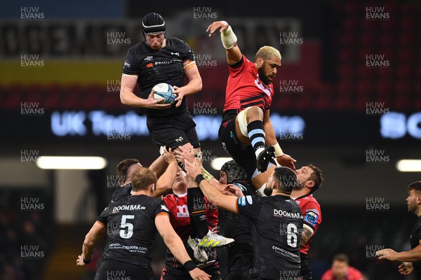 220423 - Ospreys v Cardiff - United Rugby Championship - Adam Beard of Ospreys beats Taulupe Faletau of Cardiff to line out ball