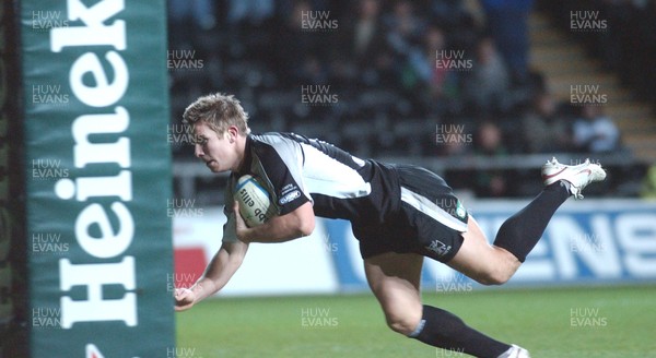 140106 - Neath Swansea Ospreys v ASM Clermont Auvergne - Heineken Cup -  Ospreys' Richard Mustoe scores try 