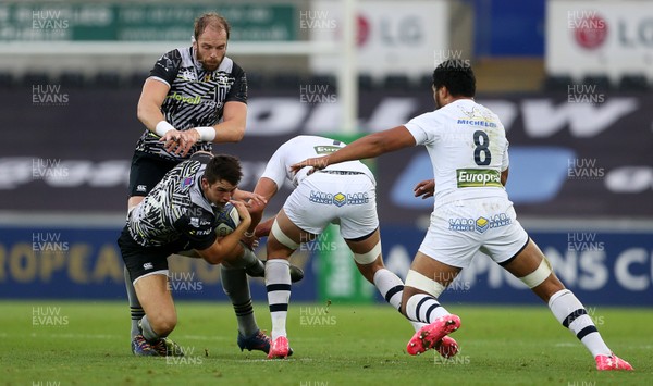 151017 - Ospreys v Clermont Auvergne - European Rugby Champions Cup - Owen Watkin of Ospreys is tackled by Remi Lamerat of Clermont