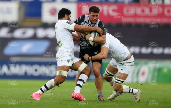 151017 - Ospreys v Clermont Auvergne - European Rugby Champions Cup - Kieron Fonotia of Ospreys is tackled by Fritz Lee and Paul Jedrasiak of Clermont