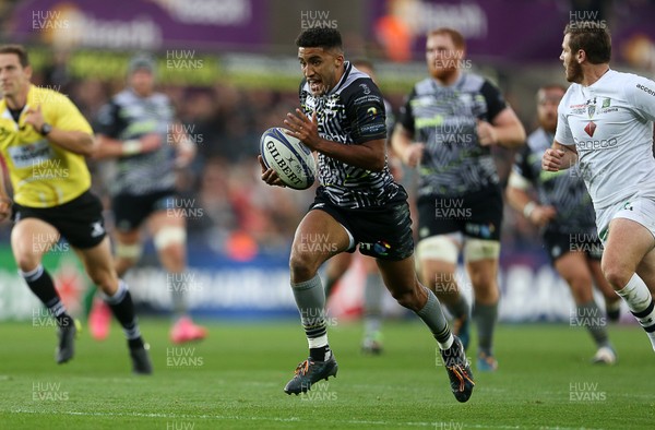 151017 - Ospreys v Clermont Auvergne - European Rugby Champions Cup - Keelan Giles of Ospreys breaks through but has his try disallowed