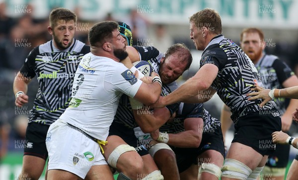 151017 - Ospreys v Clermont Auvergne - European Rugby Champions Cup - Alun Wyn Jones of Ospreys is tackled by Rabah Slimani of Clermont