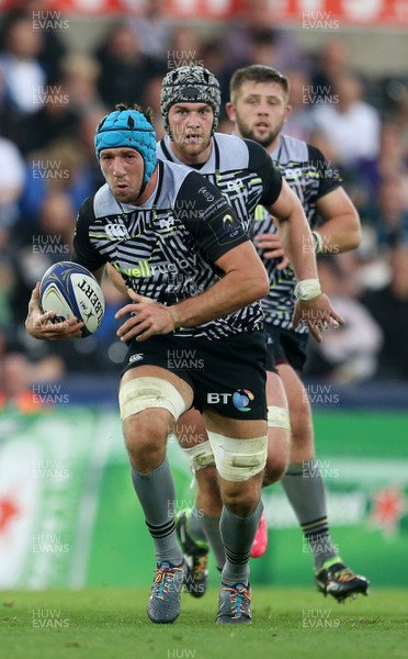 151017 - Ospreys v Clermont Auvergne - European Rugby Champions Cup - Justin Tipuric of Ospreys carries the ball with Dan Lydiate and Scott Otten behind him