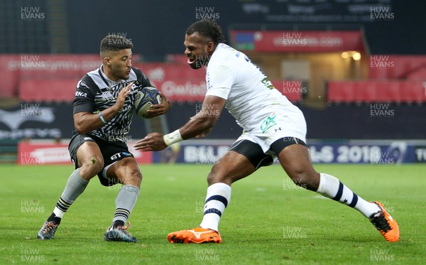 151017 - Ospreys v Clermont Auvergne - European Rugby Champions Cup - Keelan Giles of Ospreys is tackled by Alivereti Raka of Clermont