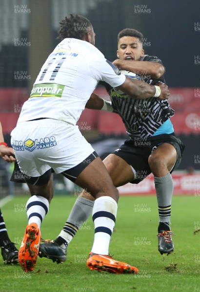 151017 - Ospreys v Clermont Auvergne - European Rugby Champions Cup - Keelan Giles of Ospreys is tackled by Alivereti Raka of Clermont