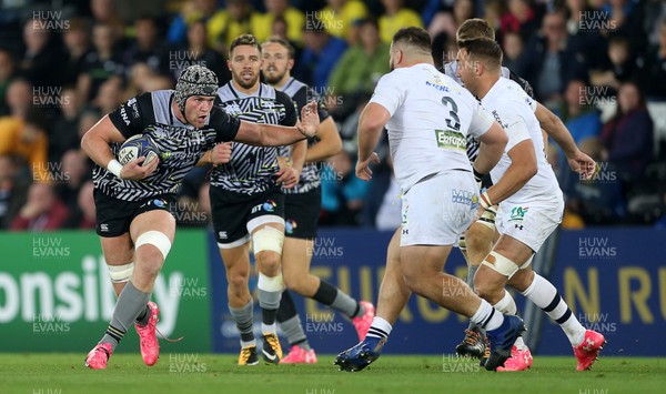 151017 - Ospreys v Clermont Auvergne - European Rugby Champions Cup - Dan Lydiate of Ospreys takes on Rabah Slimani of Clermont