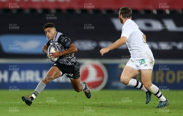 151017 - Ospreys v Clermont Auvergne - European Rugby Champions Cup - Keelan Giles of Ospreys takes on Camille Lopez of Clermont
