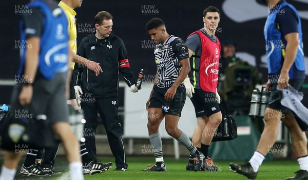 151017 - Ospreys v Clermont Auvergne - European Rugby Champions Cup - Keelan Giles of Ospreys leaves the field injured