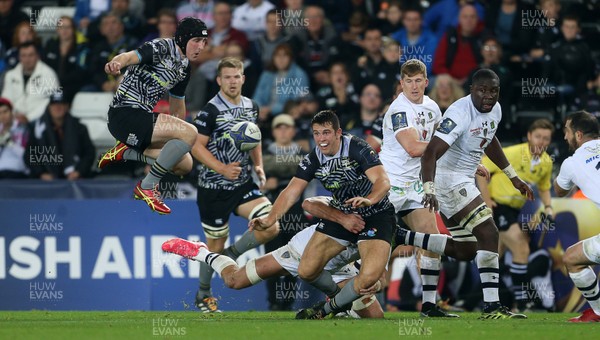 151017 - Ospreys v Clermont Auvergne - European Rugby Champions Cup - Owen Watkin of Ospreys off loads the ball to Dan Evans who goes onto score