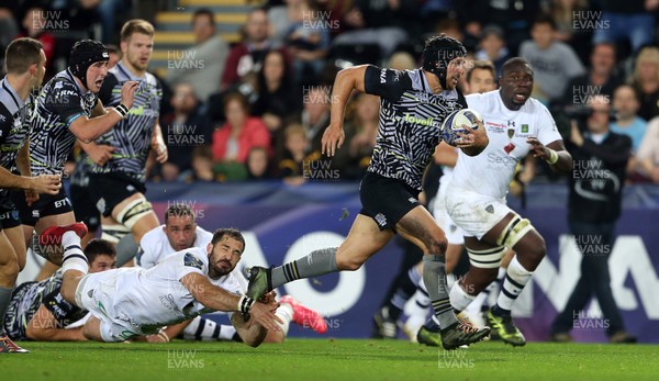 151017 - Ospreys v Clermont Auvergne - European Rugby Champions Cup - Dan Evans of Ospreys runs in to score a try