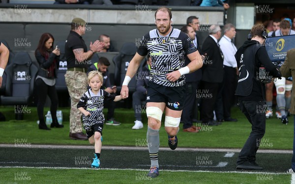 151017 - Ospreys v Clermont Auvergne - European Rugby Champions Cup - Mascot Luca runs out with Alun Wyn Jones of Ospreys