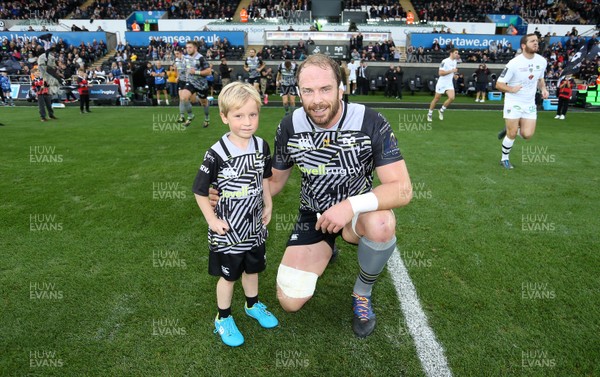 151017 - Ospreys v Clermont Auvergne - European Rugby Champions Cup - Mascot Luca runs out with Alun Wyn Jones of Ospreys