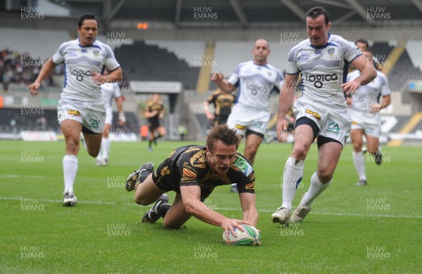 18.10.09 - Ospreys v ASM Clermont Auvergne - Heineken Cup - Tommy Bowe of Ospreys dives in to score try. 