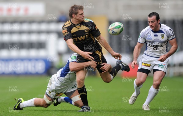 18.10.09 - Ospreys v ASM Clermont Auvergne - Heineken Cup - Dan Biggar of Ospreys is tackled by Alexandre Lapandry of Clermont Auvergne. 