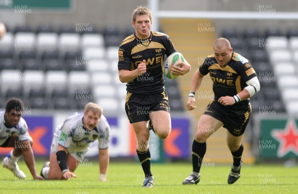 18.10.09 - Ospreys v ASM Clermont Auvergne - Heineken Cup - Dan Biggar of Ospreys gets clear. 