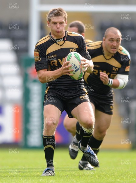 18.10.09 - Ospreys v ASM Clermont Auvergne - Heineken Cup - Dan Biggar of Ospreys gets clear. 