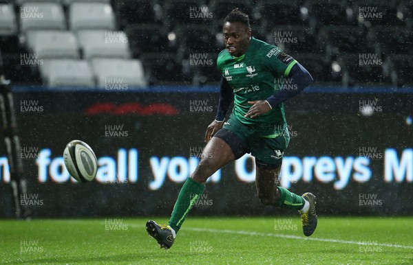 021119 - Ospreys v Connacht - Guinness PRO14 - Niyi Adeolokun of Connacht chases the ball to score a try