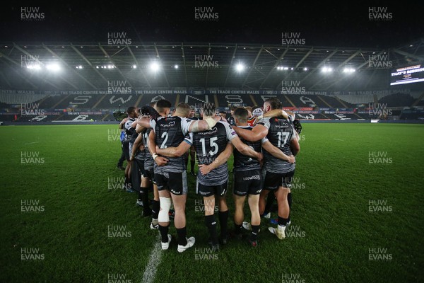 021119 - Ospreys v Connacht - Guinness PRO14 - Ospreys team huddle at full time