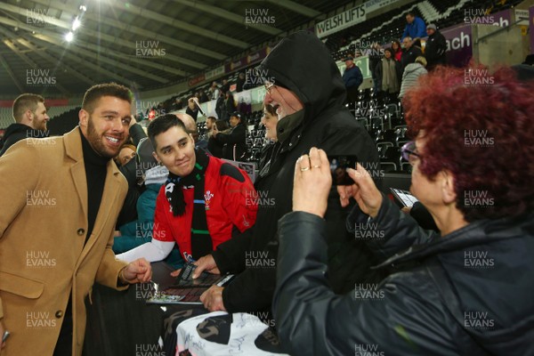 060418 - Ospreys v Connacht - GuinnessPro14 - Players of Ospreys meet supporters after their final home game of the season