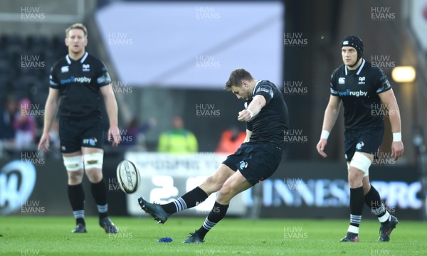 060418 - Ospreys v Connacht - Guinness PRO14 - Dan Biggar of Ospreys kicks at goal
