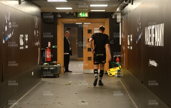 060418 - Ospreys v Connacht - Guinness PRO14 - Dan Biggar of Ospreys walks down the tunnel at the end of his last home game