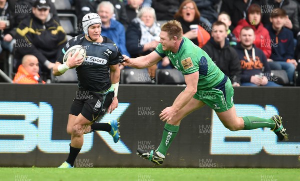 070117 - Ospreys v Connacht - Guinness PRO12 - Hanno Dirksen of Ospreys gets away from Tom McCartney of Connacht by Ben Evans/Huw Evans Agency