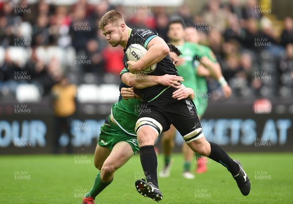 070117 - Ospreys v Connacht - Guinness PRO12 - Olly Cracknell of Ospreys beats John Cooney of Connacht to score try by Ben Evans/Huw Evans Agency