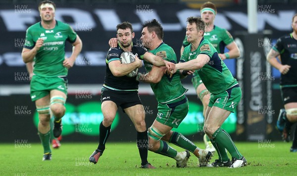 070117 - Ospreys v Connacht - Guinness PRO12 - Tom Habberfield of Ospreys is tackled by Quinn Roux and Brendon Leonard of Ospreys by Chris Fairweather/Huw Evans Agency