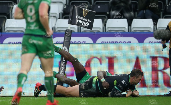 070117 - Ospreys v Connacht - Guinness PRO12 - Ashley Beck of Ospreys scores a try by Chris Fairweather/Huw Evans Agency