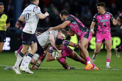 071225 - Ospreys v Connacht - European Challenge Cup - Phil Cokanasiga of Ospreys is tackled by Sean O�Brien of Connacht 