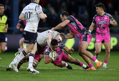 071225 - Ospreys v Connacht - European Challenge Cup - Phil Cokanasiga of Ospreys is tackled by Sean O�Brien of Connacht 