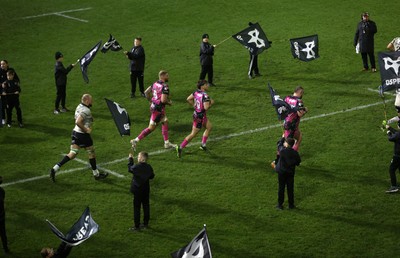 071225 - Ospreys v Connacht - European Challenge Cup - Ospreys enter the field for the second half