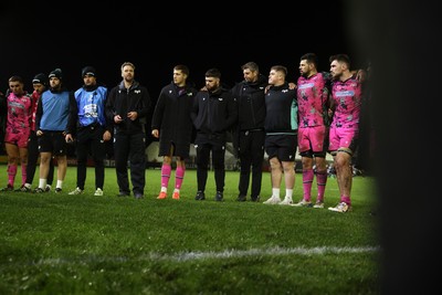 071225 - Ospreys v Connacht - European Challenge Cup - Ospreys Head Coach Mark Jones speaks to the team at full time