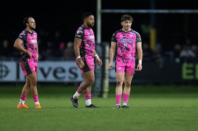 071225 - Ospreys v Connacht - European Challenge Cup - Evardi Boshoff, Phil Cokanasiga and Dan Edwards of Ospreys 