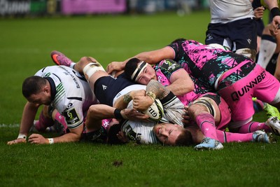 071225 - Ospreys v Connacht - EPCR Challenge Cup - Sean Jansen of Connacht scores a try
