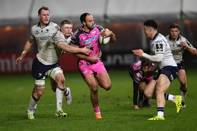 071225 - Ospreys v Connacht - EPCR Challenge Cup - Evardi Boshoff of Ospreys is challenged by Sean O'Brien of Connacht