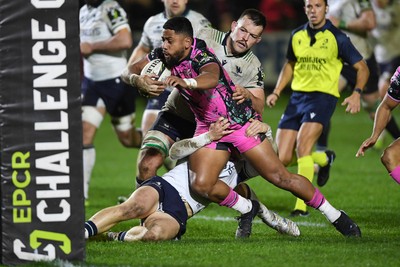 071225 - Ospreys v Connacht - EPCR Challenge Cup - Phil Cokanasiga of Ospreys runs in to score a try