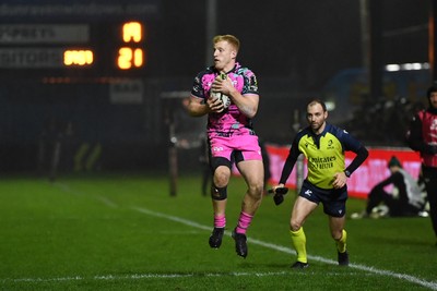 071225 - Ospreys v Connacht - EPCR Challenge Cup - Iestyn Hopkins of Ospreys runs in to score a try