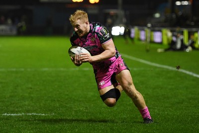 071225 - Ospreys v Connacht - EPCR Challenge Cup - Iestyn Hopkins of Ospreys runs in to score a try