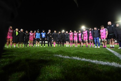 071225 - Ospreys v Connacht - EPCR Challenge Cup - Ospreys team huddle at full time