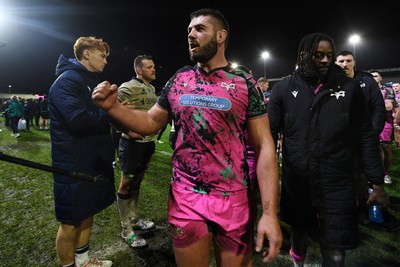 071225 - Ospreys v Connacht - EPCR Challenge Cup - Gareth Thomas of Ospreys celebrates the win at full time