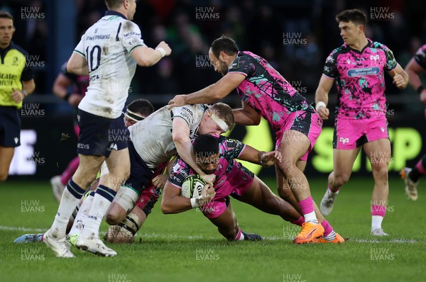 071225 - Ospreys v Connacht - European Challenge Cup - Phil Cokanasiga of Ospreys is tackled by Sean O�Brien of Connacht 