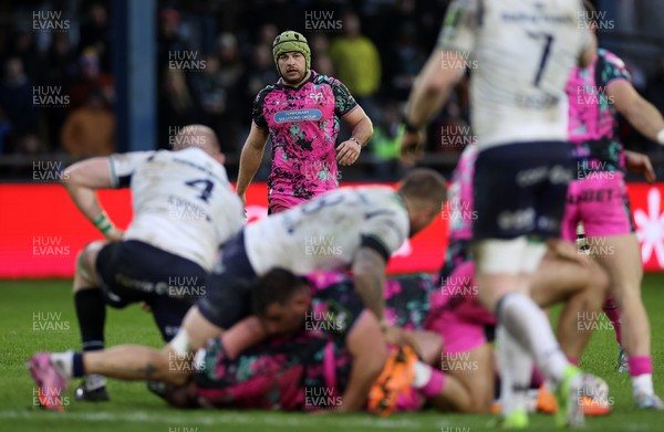 071225 - Ospreys v Connacht - European Challenge Cup - Harri Deaves of Ospreys 