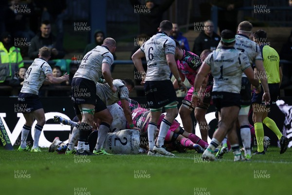 071225 - Ospreys v Connacht - European Challenge Cup - Harri Deaves of Ospreys scores a try