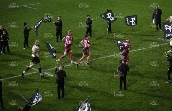 071225 - Ospreys v Connacht - European Challenge Cup - Ospreys enter the field for the second half
