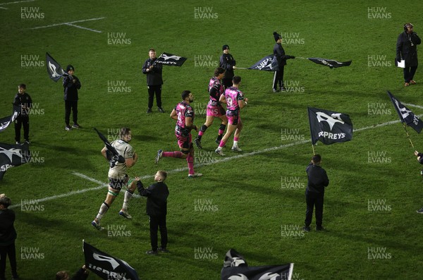 071225 - Ospreys v Connacht - European Challenge Cup - Ospreys enter the field for the second half