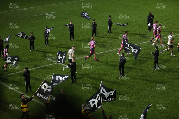 071225 - Ospreys v Connacht - European Challenge Cup - Ospreys enter the field for the second half