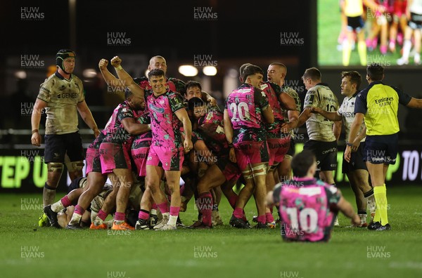 071225 - Ospreys v Connacht - European Challenge Cup - Reuben Morgan-Williams of Ospreys and team mates celebrate as the whistle is blown