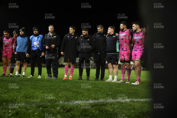 071225 - Ospreys v Connacht - European Challenge Cup - Ospreys Head Coach Mark Jones speaks to the team at full time